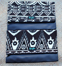 Load image into Gallery viewer, Clutch Purse Black Tapa Print