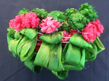 Load image into Gallery viewer, Traditional Island Garland Red/Green