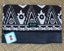 Load image into Gallery viewer, Clutch Purse Black Tapa Print